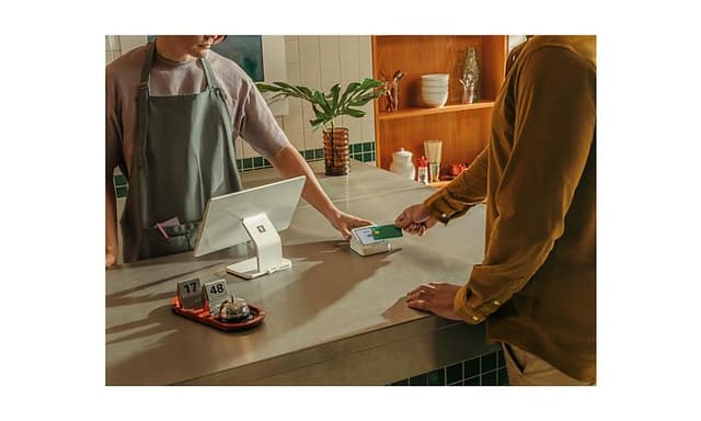 Kunde foretager en kortbetaling med SumUp på en café