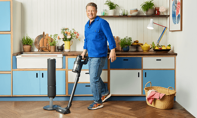 Jamie Oliver - Billede af Jamie Oliver, der bruger en støvsuger