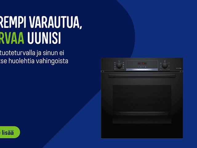 Mies korjaa astianpesukoneen luukkua keskittyneen näköisenä