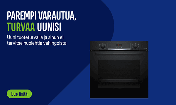 Mies korjaa astianpesukoneen luukkua keskittyneen näköisenä