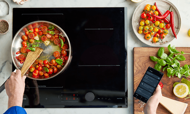 Samsung & Jamie Oliver - Kuva Jamie Oliverista kokkaamassa lieden ääressä