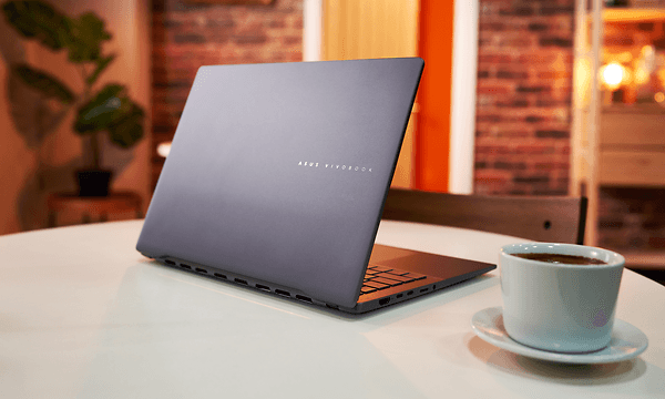 Computing - Asus - En bærbar computer på en cafe