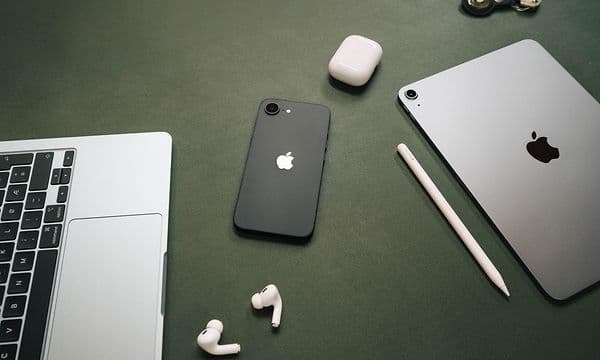 Valikoima Apple-tuotteita esillä penkin päällä