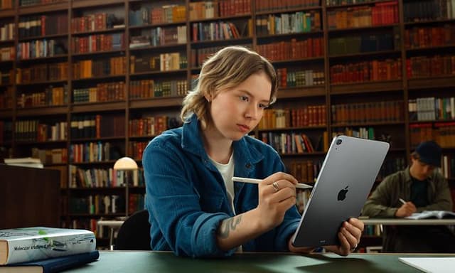 Opiskelija, jolla on käytössään iPad Air ja Apple Pencil