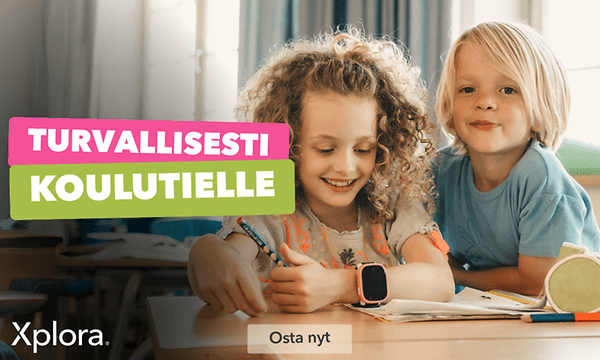 Kaksi lasta valmiina koulutielle Xplora-kellopuhelimet ranteissaan