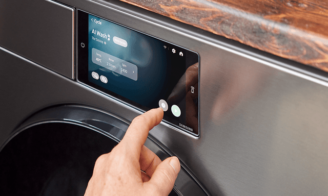 MDA - Samsung - Jamie Oliver - Picture of Jamie Oliver using the display of a washing machine