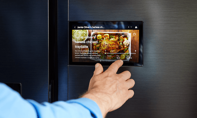 MDA - Samsung - Jamie Oliver - Picture of Jamie Oliver using an Oven