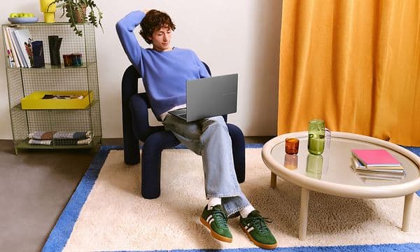 Computing - Asus - Person i stue med en bærbar computer