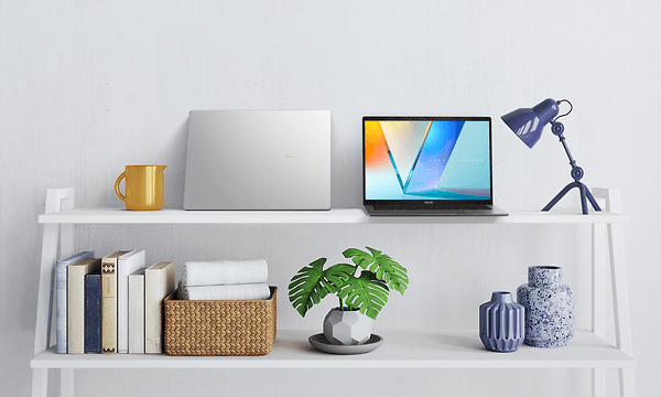Kaksi ASUS Vivobook S14 kannettavaa tietokonetta hyllyllä
