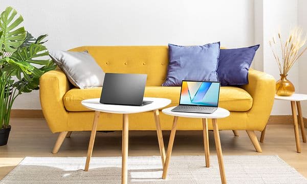 Kaksi ASUS Vivobook S16 kannettavaa tietokonetta olohuoneessa