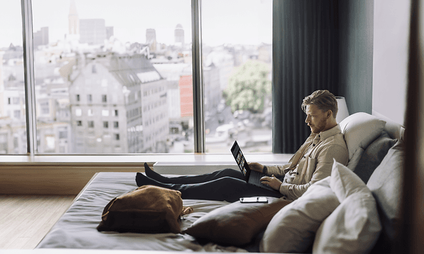 Computing - ASUS - En mand der sidder på en sofa med en bærbar computer