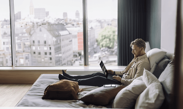 Computing - ASUS - En mand der sidder på en sofa med en bærbar computer