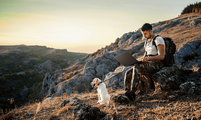 Computing - ASUS - En mand der sidder med en bærbar computer i naturen