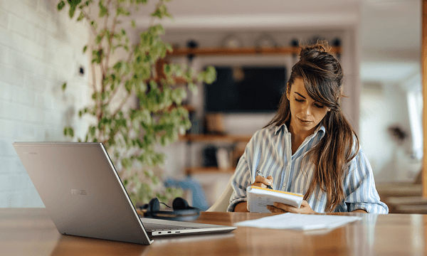 Computing - ASUS - Kvinde bruger en ASUS Chromebook på et bord