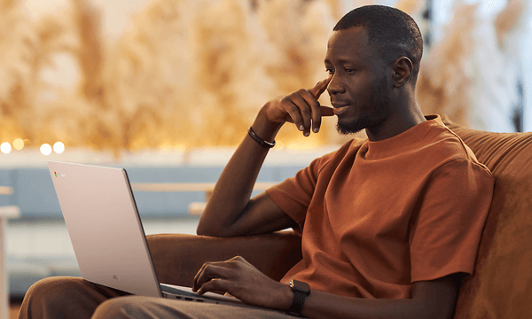 Computing - ASUS - Mand, der bruger en ASUS Chromebook på en café