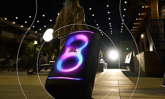 JBL PARTYBOX520 - Jopa 15 tuntia toistoaikaa - Kadulla oleva nainen ja JBL PARTYBOX520 -kaiutin