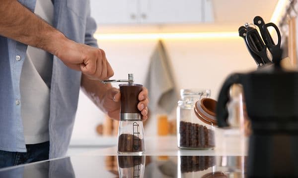 Kaffekvern guide - fordeler med manuell kaffekvern