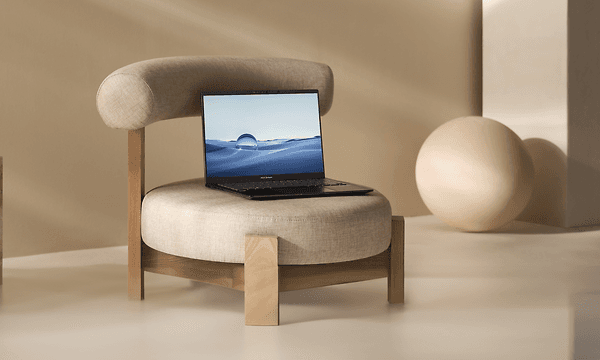 Computing - ASUS - A laptop on a chair