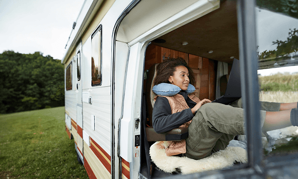 Computing - ASUS - Dame sitter i campingbil med PC
