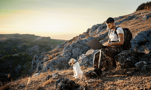 Computing - ASUS - Mann sitter med PC i naturen