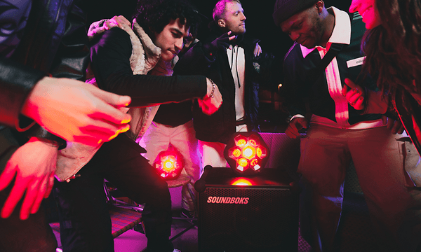 CE - Soundboks - Folk fester rundt Lightboks