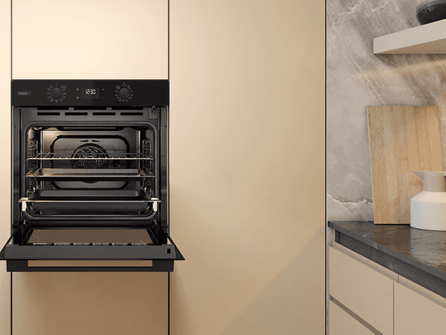 Integrert Whirlpool kombiovn i et beige kjøkken