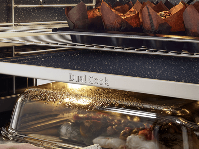 MDA - Ovens - Collage - Close-up billede af en kombiovn med Dual Lock-funktion