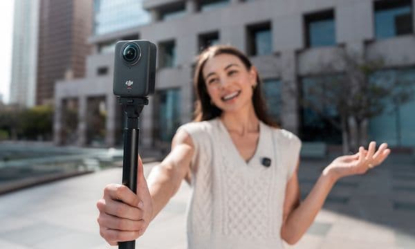 Osmo360-Smiling woman in the city
