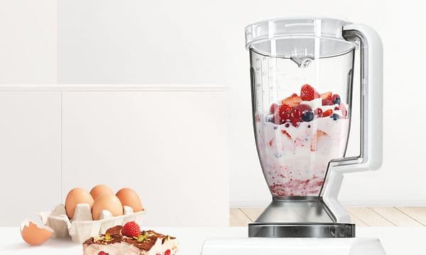 Bosch MultiTalent8 food processor bliver brugt til at lave milkshake