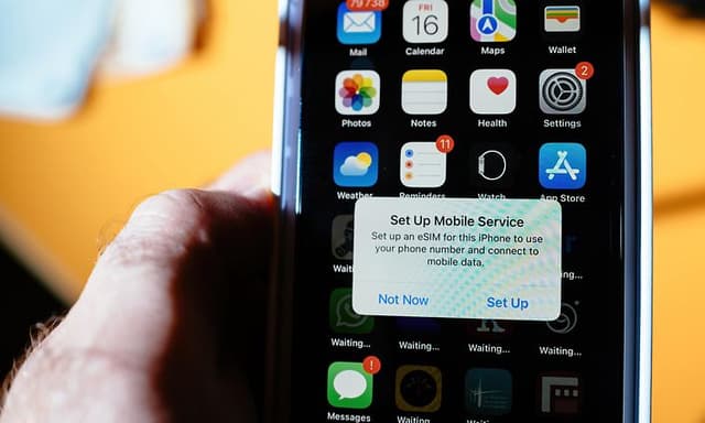 iPhone, jonka näytöllä näkyy eSIM-kortin asetukset