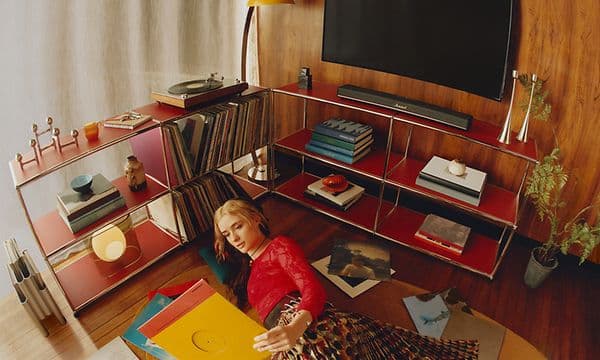 Heston 60 soundbar og kvinde der kigger på LP'er