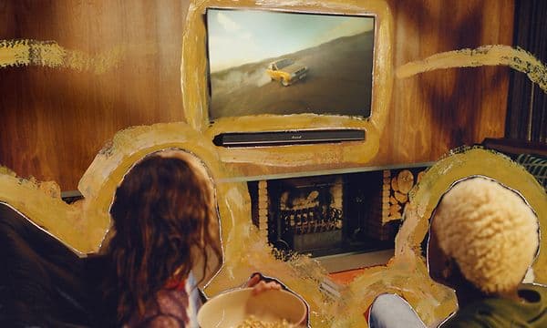 Mennesker ser TV med realistisk lyd fra Heston 120 soundbar