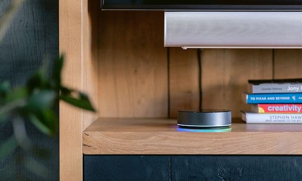 Homey Pro asennettuna television ja soundbar-kaiuttimen alle