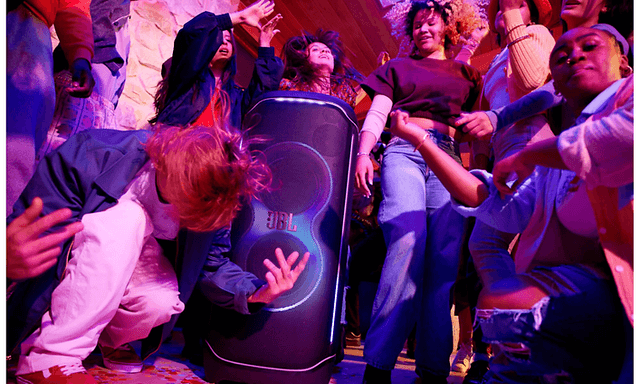 JBL Partybox Ultimate -bilekaiutin ja tanssivia nuoria juhlissa