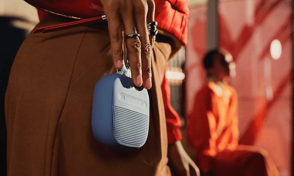 Bose Soundlink Micro - kvinna som håller högtalare.