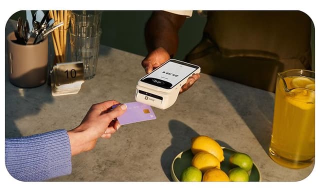 Kunde betaler med kort i en butik, der bruger SumUp-løsningen