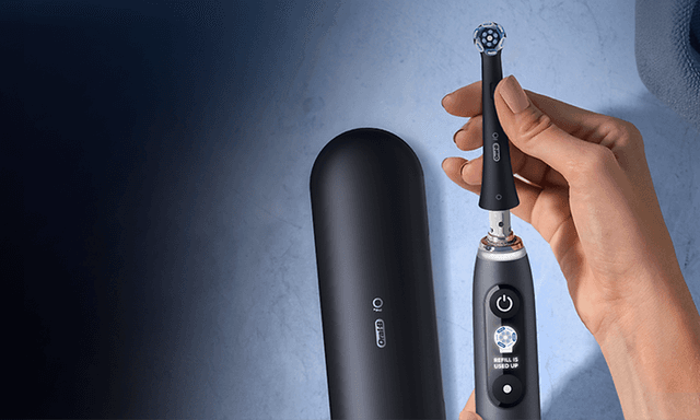 Oral-B iO9 elektrisk tandbørste i sort med sort etui