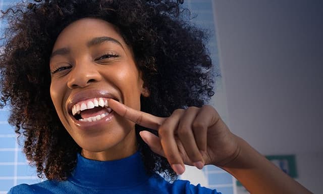 Oral-B iO10 - Woman smiling and showing her teeth