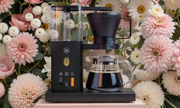 OBH Nordica - Blooming Aroma coffee maker with flowers in the background