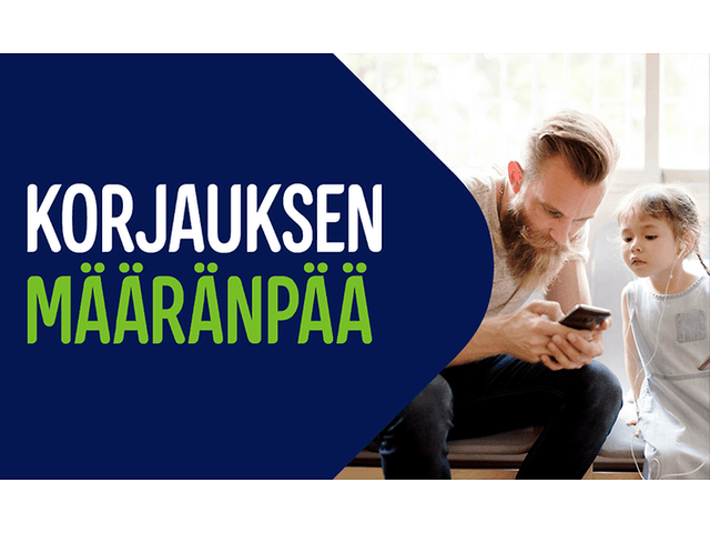Isä ja lapsi katsovat yhdessä rikkoontunutta puhelinta, sekä teksti "Korjauksen määränpää"