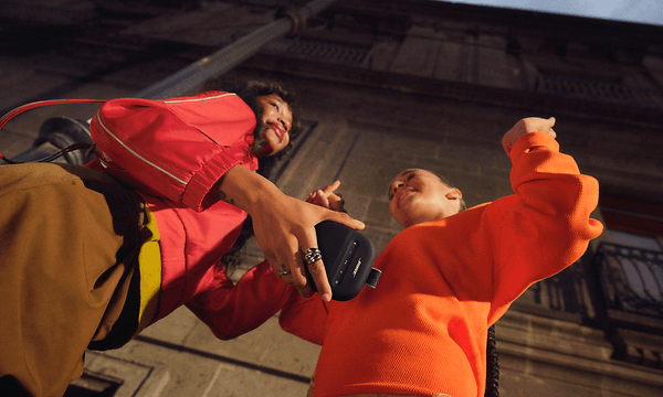 SoundLink Micro -kaiutin ja kaksi naista