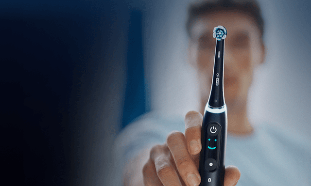 Mies esittelee Oral-B iO9 -sähköhammasharjaa
