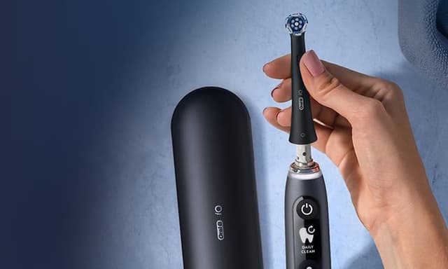 Oral-B iO6 elektrisk tandbørste i sort med etui