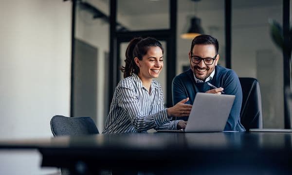 To kolleger arbejder på en bærbar computer