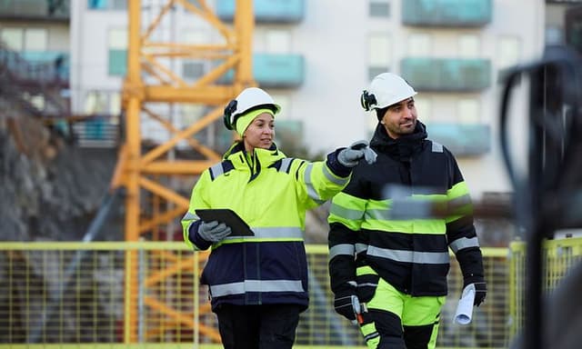 To bygningsarbeidere på en arbeidsplass