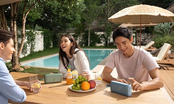 soundcore Motion 300-Young people by pool