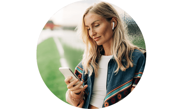 Nainen katselee puhelintaan