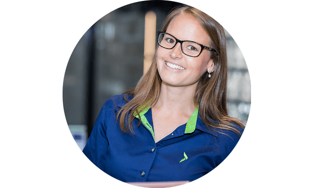 Hymyilevä Gigantin naispuolinen työntekijä työvaatteissaan