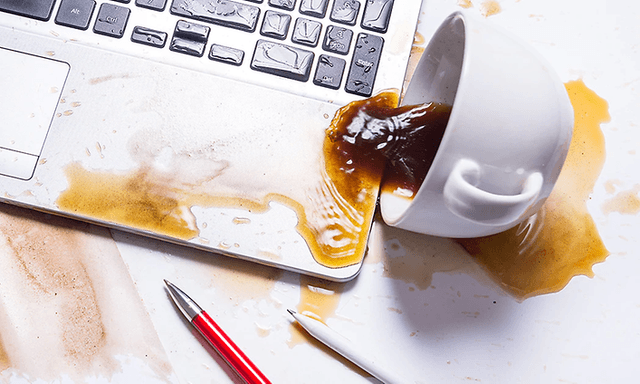 kaffekopp veltet og sølt utover en laptop
