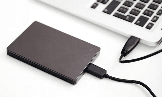 ekstern harddisk koblet til en laptop